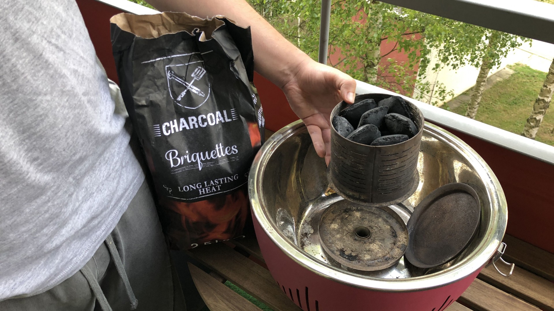 Recenze: Bezkouřový gril na dřevěné uhlí Hornbach, poklop Tescoma