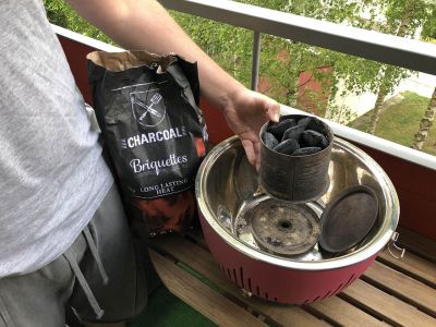 Recenze: Bezkouřový gril na dřevěné uhlí Hornbach, poklop Tescoma