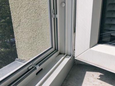 Sítě proti hmyzu na míru recenze - Pohled na připevněnou síť zevnitř