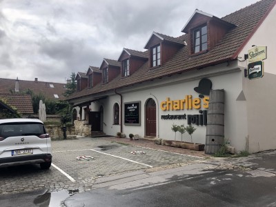 Restaurace Charlie's Mill se nachází ve dvoře naproti Nového Semilassa