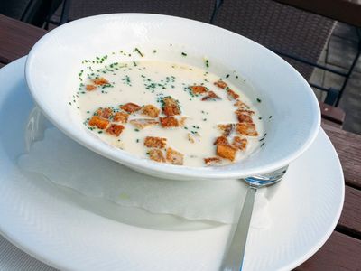 Květákovo-sýrová polévka s krutony z černého chleba | Výrobna sýrů s restaurací Käsemacherwelt