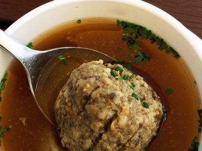 Silná hovězí polévka s velkými játrovými knedlíčky | Výrobna sýrů s restaurací Käsemacherwelt