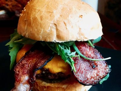 Burger s chedarem - Restaurace Udírna Jindřichův Hradec