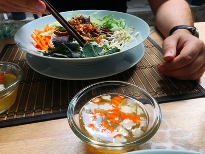K nudlovým jídlům dostanete tradiční zálivku  | Vietnamská restaurace Zô! - recenze