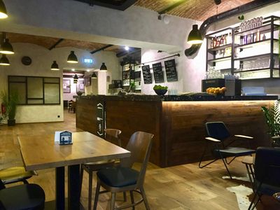 U Tomana Brno - Interiér kavárny/restaurace v patře