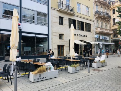Restaurace a pivnice U Tomana (restaurace brno náměstí svobody) má i letní zahrádku - příjemné posezení
