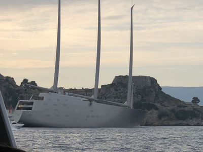 Sailing Yacht „A“ v celé své kráse, je vidět i zadní paluba