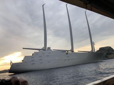 Sailing Yacht „A“ - Pohled z kolemplovoucí lodi
