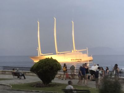 Sailing Yacht A ve zlatavém západu slunce na Korfu