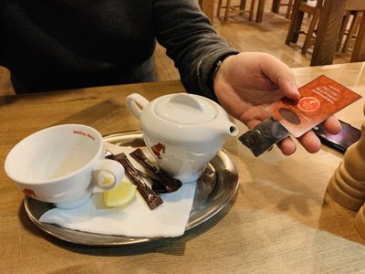 Čaj na zahřátí místo vývaru, neboť vývar nám zůstal utajen - nebyl na lístku, ale na zdi v zadní části restaurace