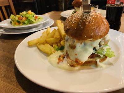 Burger byl celkem dobrý, ale přečesnekovaná „olivová“ majonéza to hned vedle syrových hranolek zkazila