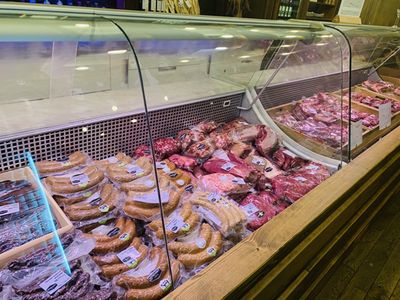 Prodejna Mitrovský - Chladicí pult s dobrotami - Steaky, klobásy, sušené maso a další