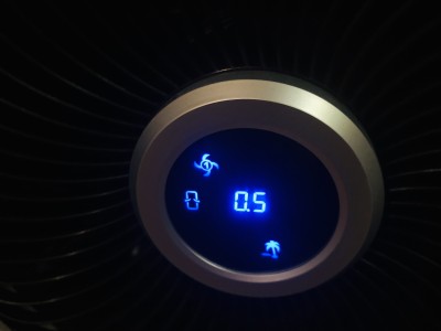 Display tohoto ventilátoru / ochlazovače vzduchu na noc zakrýváme páskou