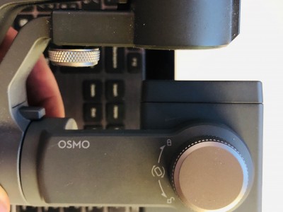 DJI Osmo Mobile 2 má možnost přepnutí držení mobilu