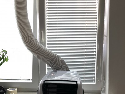 Mobilní klimatizace Sinclair + utěsněné okno pomocí těsnění okna pro mobilní klimatizaci