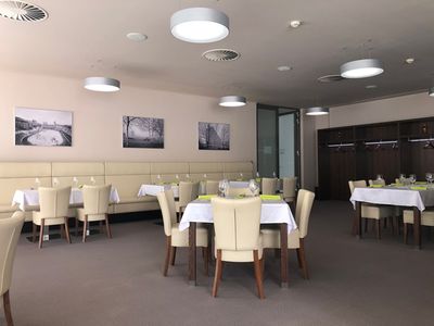 Prostory restaurace Lesního hotelu Zlín