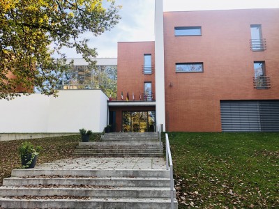 Hlavní vstup do Lesního hotelu Zlín