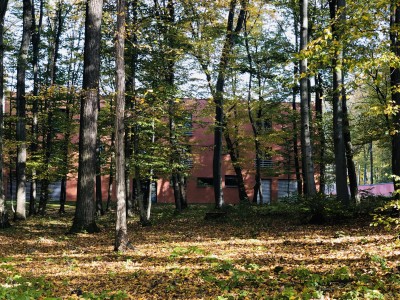 Lesní hotel ve Zlíně, pohled zboku od zlínského Lesního hřbitova