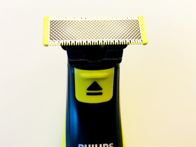 Detail břitů a kluzná plocha uprostřed na holicím strojku Philips OneBlade
