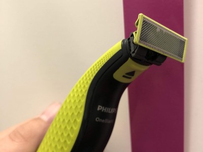 Jediný holicí břit Philips OneBlade vám vydrží několik měsíců (bez výměny) - OneBlade se tedy celkem vyplatí a nemusíte pořád měnit žiletky ;)