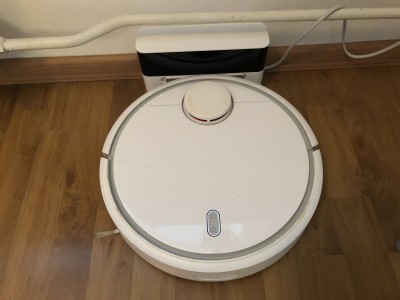Robotický vysavač Xiaomi Mi Robot Vacuum - Asi by byla lepší černá barva, drobné šmouhy (jak jezdí pod nábytkem) jsou na bílé vidět.