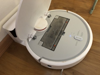 Vyklopený horní kryt robotického vysavače Xiaomi Mi Robot Vacuum
