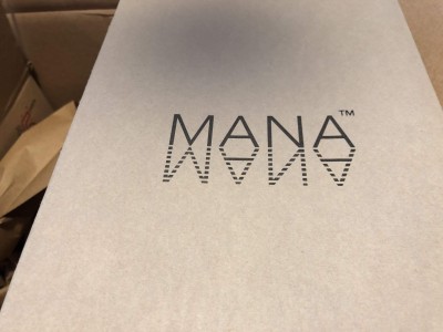 Mana logo na krabici