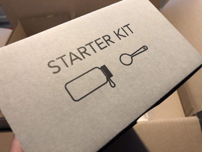 Mana starter kit, který jsme si také vybrali pro naše testování (láhev + nerezová odměrka) - 2