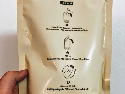 Zadní strana MANA prášku. Verze MANA: MARK 5, Hmotnost: 430 g, Energetická hodnota 2001 kCal. Příchuť: Dream.