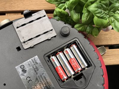 Baterie na spodní části grilu - Bezkouřový gril na dřevěné uhlí z Hornbachu - Recenze