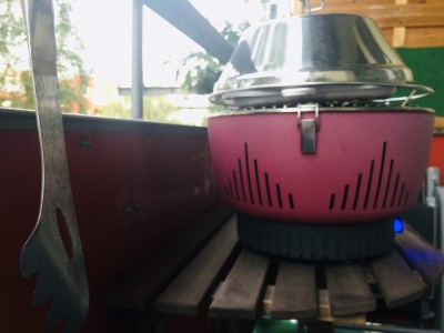 Bezkouřový gril  s poklopem proti větru - prostě ideální gril na balkon (i jinam)