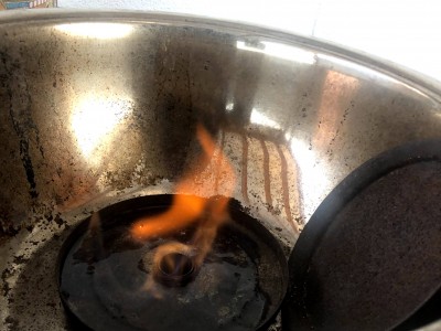 Bezkouřový gril - miska s hořícím podpalovačem