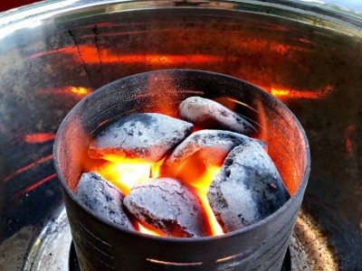 Zásobník na uhlíky v bezkouřovém grilu. Pořádně rozpálené dřevěné uhlí = lepší ;)