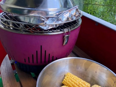 Jednou z největších pochoutek, které si na tomto typu grilu můžete udělat je: grilovaná kukuřice, mňam!
