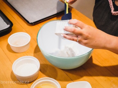 Recept na zdravou tvarohovou pizzu - smíchání ingrediencí